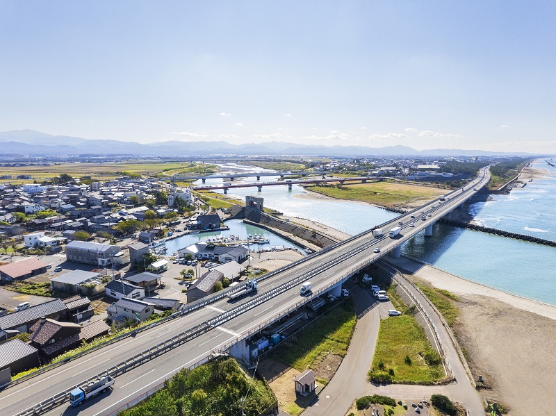 水中に重機入れずに橋の上部工架け替え、絶滅危惧種に配慮