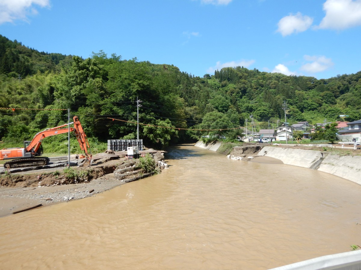 氾濫翌日の7月2日の土尻川の様子。写真の左側が、護岸の復旧工事を進めていた右岸。河川を横断していた盛り土の工事用道路はほぼ全て流失した（写真：長野県長野建設事務所）