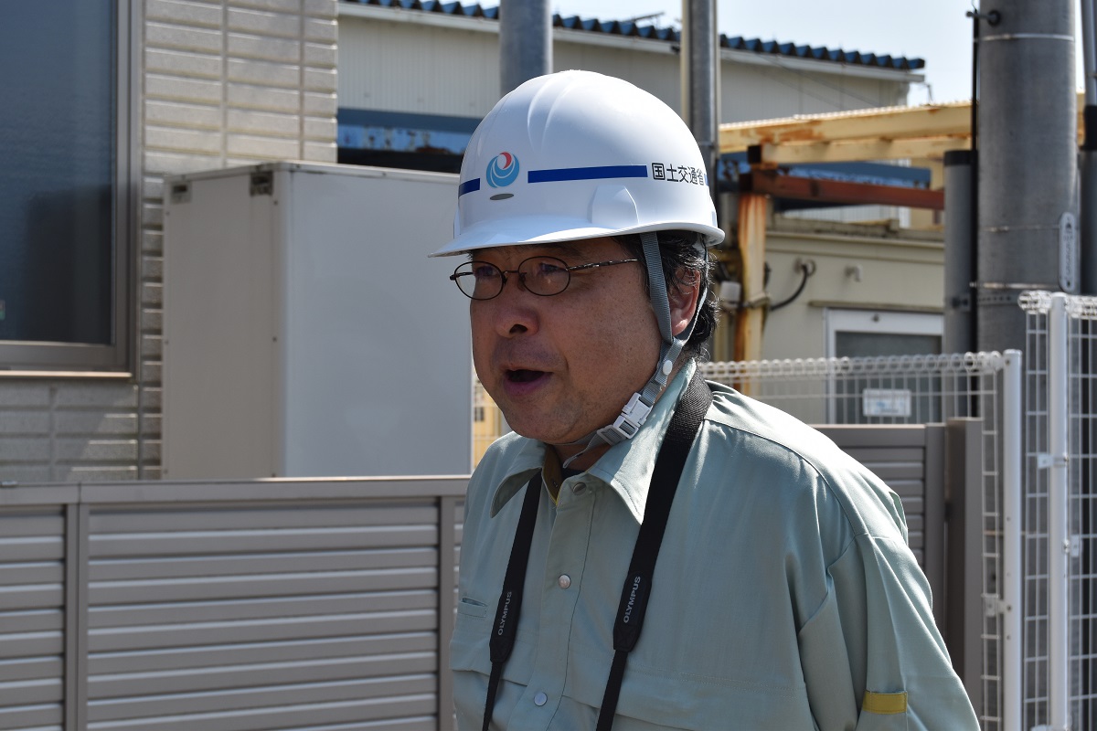 現地調査の後にコメントする舘石委員長（写真：日経クロステック）