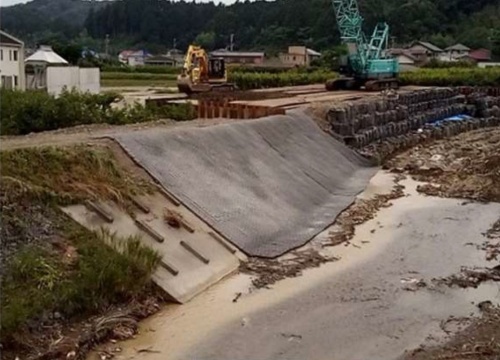 決壊した箇所の応急復旧の様子。応急復旧は7月に完了した(写真:静岡県袋井土木事務所)