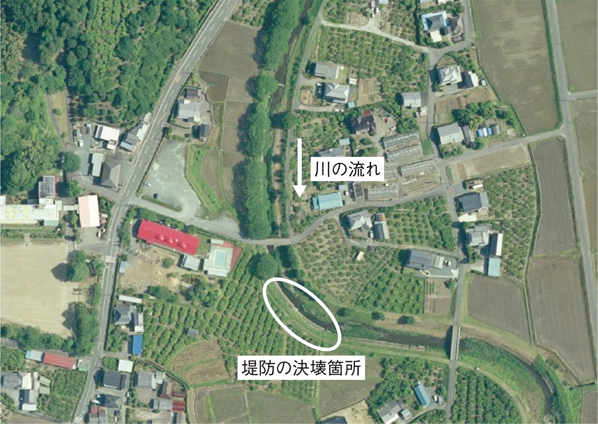 決壊が生じた場所の航空写真（出所：VIRTUAL SHIZUOKA静岡県中・西部点群データの写真に日経クロステックが加筆）