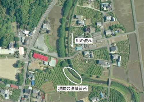 決壊が生じた場所の航空写真(出所:VIRTUAL SHIZUOKA静岡県中・西部点群データの写真に日経クロステックが加筆)