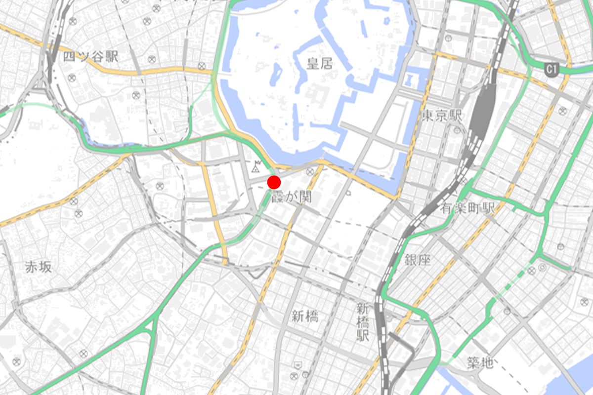赤丸が、霞が関トンネルの損傷箇所（出所：国土地理院の資料に日経クロステックが加筆）