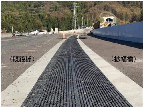 既設橋と拡幅橋の舗装面(写真:福島県)