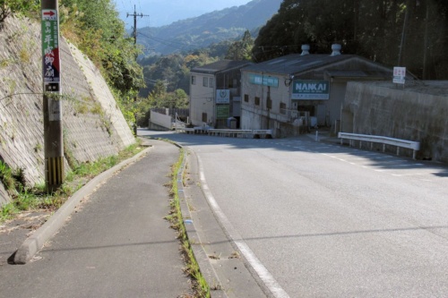 転倒事故があった那珂川市の市道。6度ほどの下り勾配になっている。事故発生後、市はコケを除去し、擁壁の漏水対策を実施した(写真:日経クロステック)