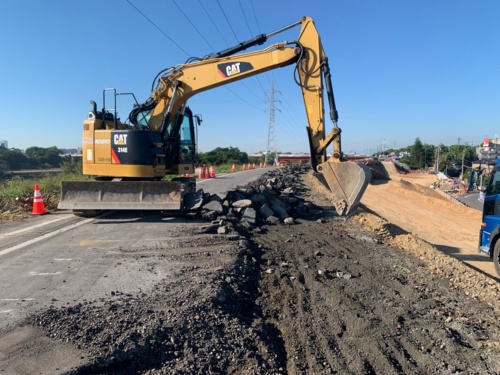 庄内川堤防道路で舗装の路盤材を撤去している様子(写真:国土交通省庄内川河川事務所)