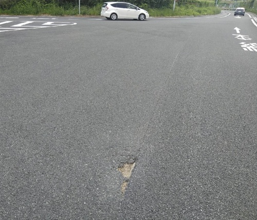 中央自動車道駒ケ岳サービスエリア(下り線)の路面。手前にポットホールが見える(写真:中日本高速道路会社)