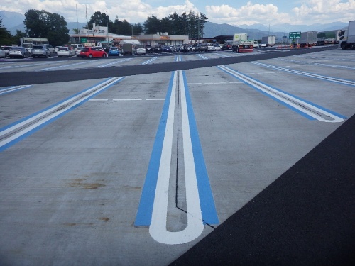 中央自動車道駒ケ岳サービスエリアの舗装打ち換え後の駐車スペース(写真:中日本高速道路会社)