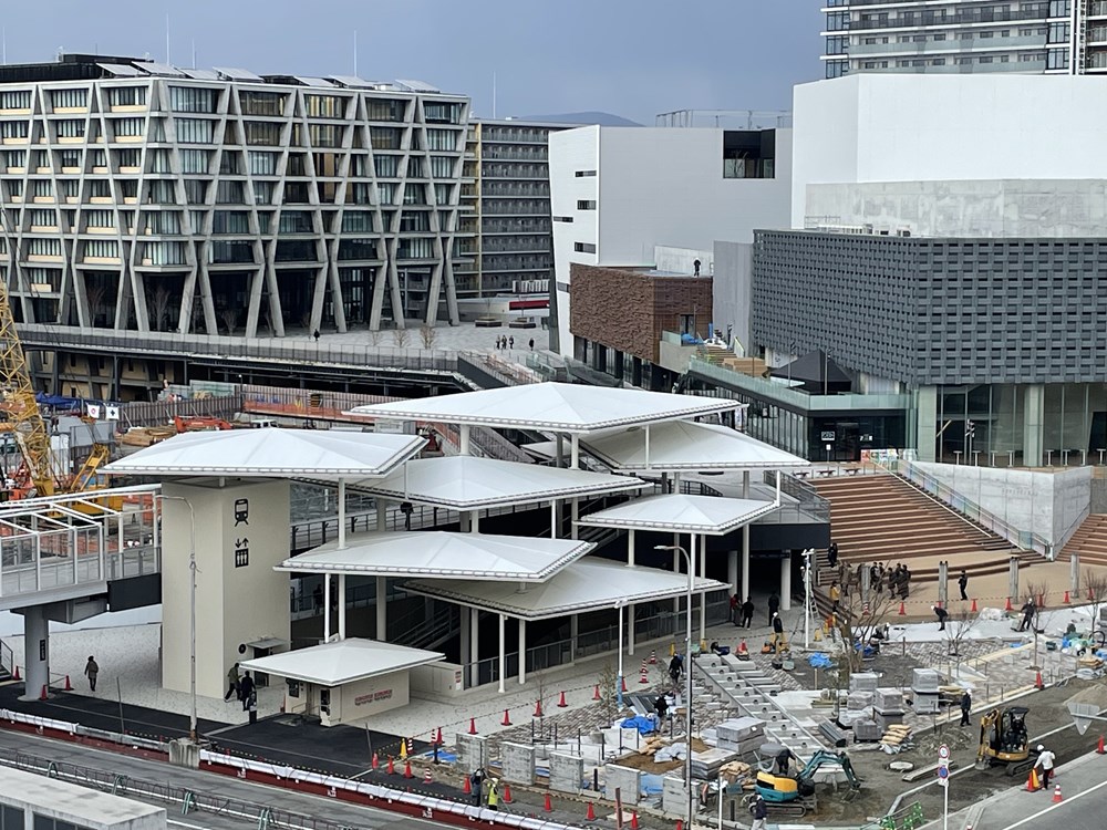 南西側上空から見た箕面船場阪大前駅のエントランス。写真右側に写るのは箕面市立文化芸能劇場で、左側に写るのが大阪大学箕面キャンパス（写真；日経クロステック）