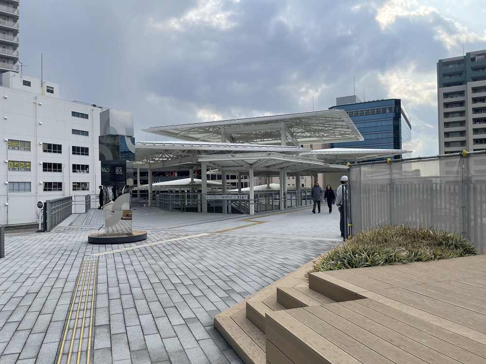 地上2階から見た箕面船場阪大前駅エントランス（写真：日経クロステック）