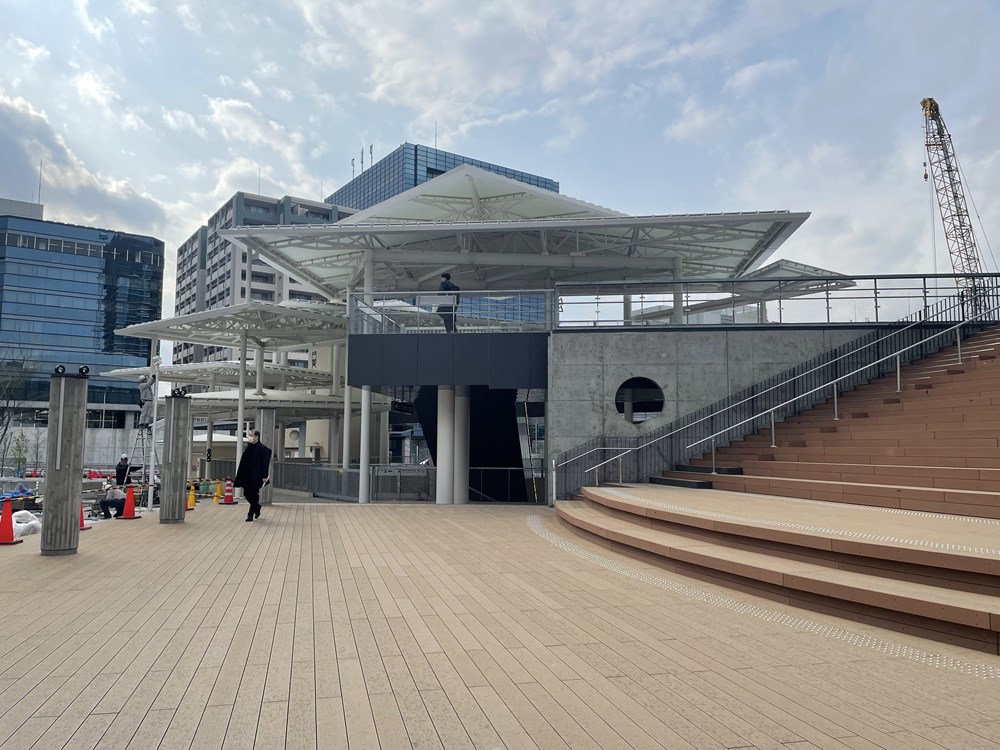 地上1階の箕面市立文化芸能劇場側から見た駅エントランスの様子（写真：日経クロステック）