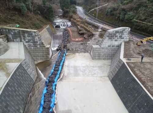 事故後に完成した大分県由布市内の花合野川の砂防堰堤。下流側から見る(写真:大分県)