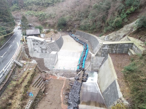上流側から見た花合野川の砂防堰堤。工事契約の当初金額は約1億8000万円だった(写真:大分県)