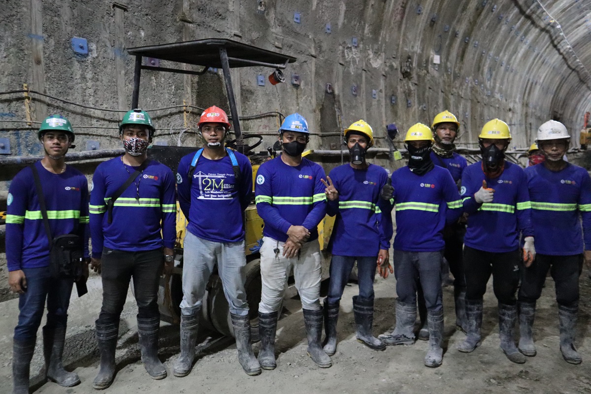 工事人 若手技術者が異国で日本流トンネル工事を伝える、清水建設JV | 日経