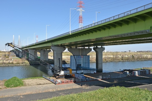 幸魂橋の一部である荒川第一橋。五洋建設・青木あすなろ建設JVの工事現場が見える。同JVは耐震補強工事の施工者として、パシフィックコンサルタンツの設計ミスの疑いを指摘した(写真:日経クロステック)
