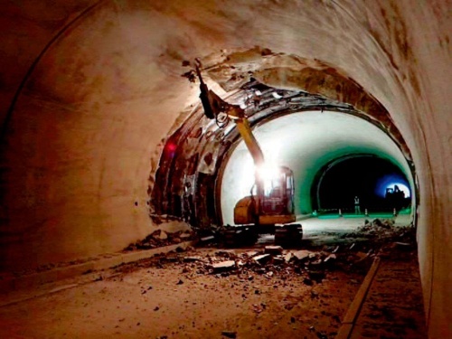 施工不良が発覚した八郎山トンネル(仮称)で覆工コンクリートを撤去している様子(写真:和歌山県)