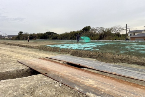 土砂が搬入された市有地。砂ぼこりに対する住民からの苦情を受け、飛散防止剤を散布した(写真:山武市)