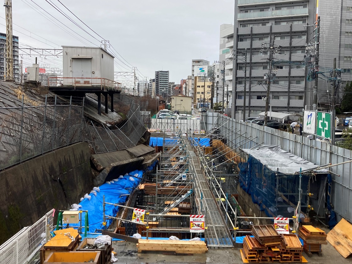 名古屋駅側から見たJR東海道本線線路脇の法面崩壊と安藤ハザマによる名鉄施設建設工事の各現場。2024年3月12日に撮影（写真：安藤ハザマ）