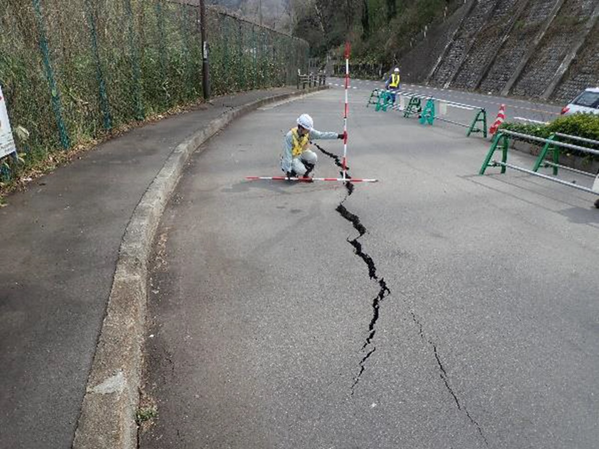 新線路 2013年 4月号 国道19号で長さ20mの亀裂、段差は20cmに拡大 | 日経クロステック（xTECH）