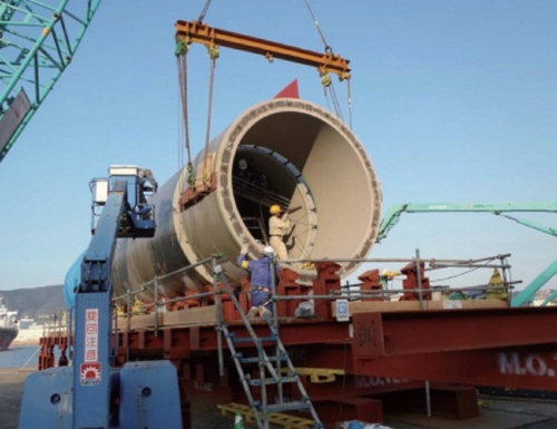 実証時に、地上ヤードでコンクリートリングを結合する様子(写真:戸田建設)