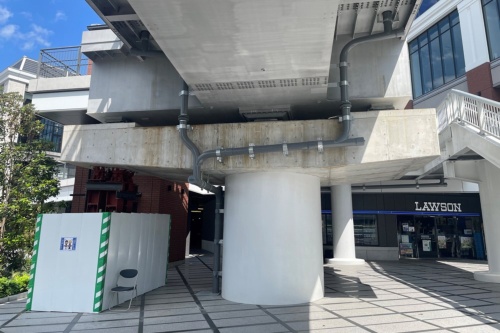 ひび割れが見つかった高島水際線デッキのA2橋台。頂部を橋軸直角方向に張り出している(写真:日経クロステック)