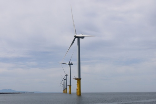 稼働中の洋上風力発電施設。写真は着床式の秋田洋上風力発電(写真:日経クロステック)
