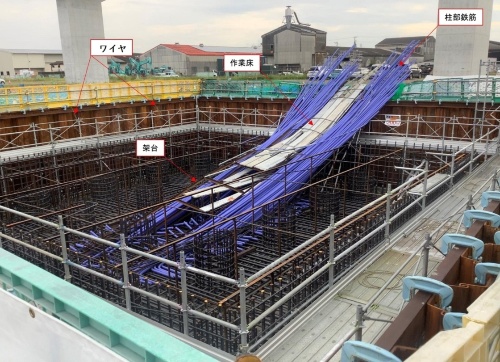 四国横断自動車道津田高架橋P9橋脚の柱部鉄筋の組み立て作業中、作業床を支える架台と柱部鉄筋が倒壊した現場の状況。2022年9月28日に撮影(写真:国土交通省)