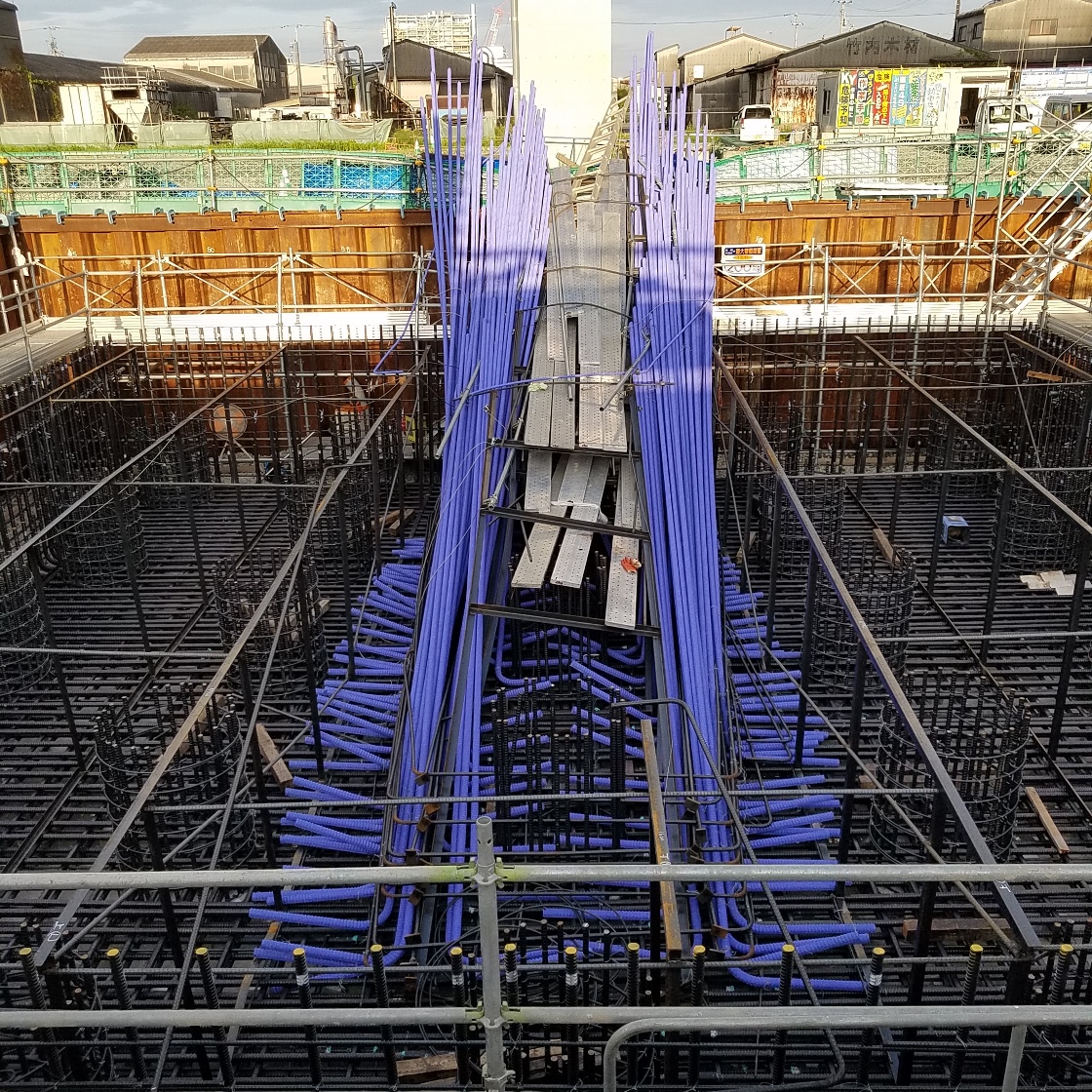 正面から見た津田高架橋P9橋脚工事現場の架台や柱部鉄筋などの倒壊現場。2022年7月31日に撮影（写真：国土交通省）