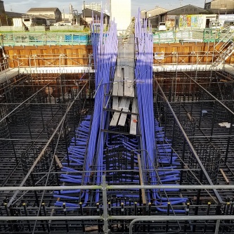 正面から見た津田高架橋P9橋脚工事現場の架台や柱部鉄筋などの倒壊現場。2022年7月31日に撮影(写真:国土交通省)