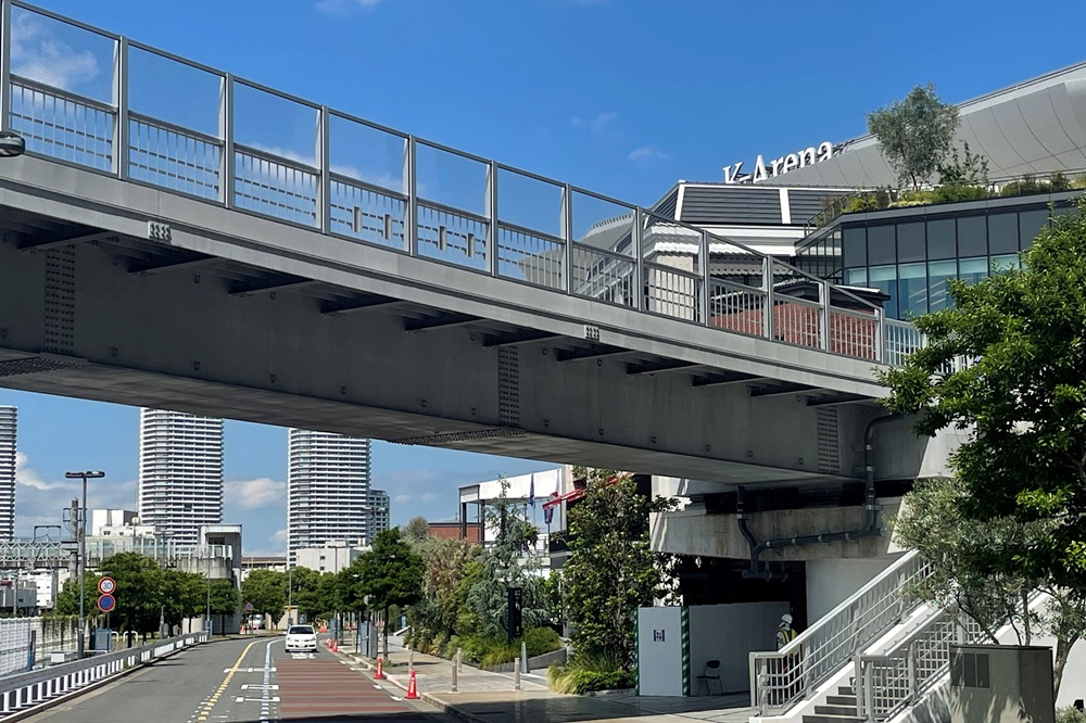 設計ミスが判明した高島水際線デッキ。Kアリーナ側のA2橋台の張り出し部分が強度不足だった（写真：日経クロステック）