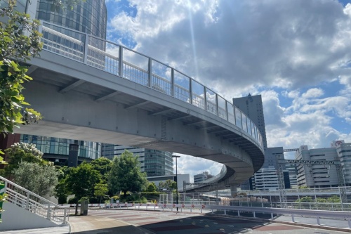 高島水際線デッキの上部構造は曲線桁だ。偏向荷重に対応するために、A2橋台は頂部を一部張り出すことになった(写真:日経クロステック)