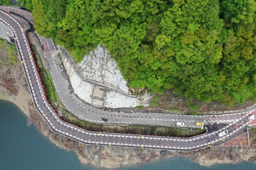 2024年6月21日時点の被災箇所。貯水池側に仮設の桟橋を設けている。奈良県は仮橋の通行を緊急車両に限定していたが、24年6月28日から一般車両に開放した。ただし、雨量や斜面変動が一定値を超えた場合は通行止めとする(出所:奈良県)