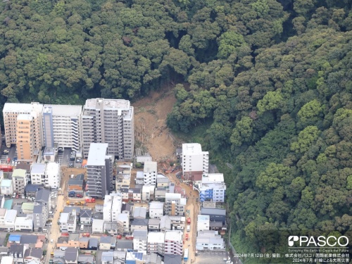 松山城がある勝山の斜面崩壊で被災した松山市緑町の住宅地(写真:パスコ/国際航業)