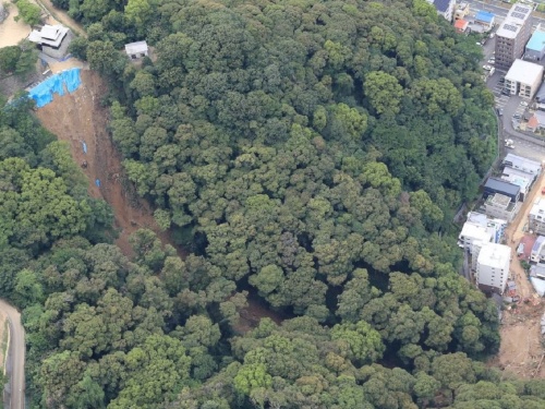 勝山の崩れた斜面の拡大。写真左上はブルーシートが掛かっている道路の擁壁(写真:パスコ/国際航業)