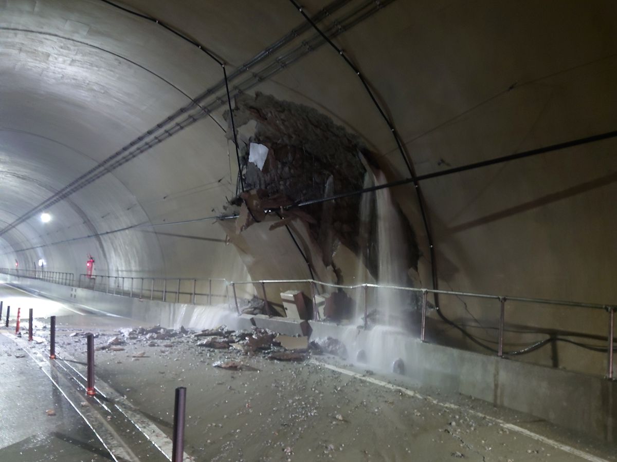 鹿児島最長のトンネルで路面40cm隆起、湧水対策した壁面崩れ土砂流入