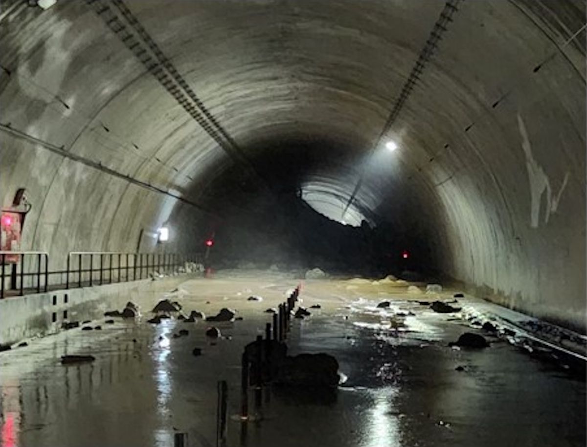 鹿児島最長のトンネルで路面40cm隆起、湧水対策した壁面崩れ土砂流入