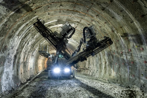 前方から見たロックボルト打設機(写真:大村 拓也)