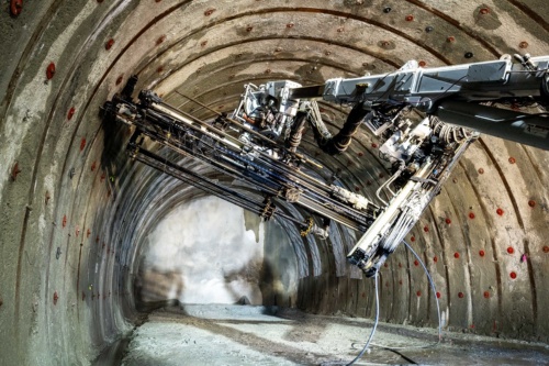 2ブームのロックボルト打設機が壁面にボルトを挿入するデモの様子(写真:大村 拓也)