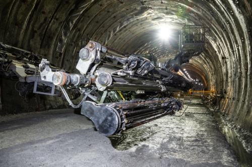 ブームに取り付けた打設装置にはせん孔、モルタル注入、ロックボルト挿入の機能がある(写真:大村 拓也)