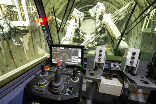 ロックボルト打設機の操縦席。施工時にはオペレーターが乗り込む(写真:大村 拓也)