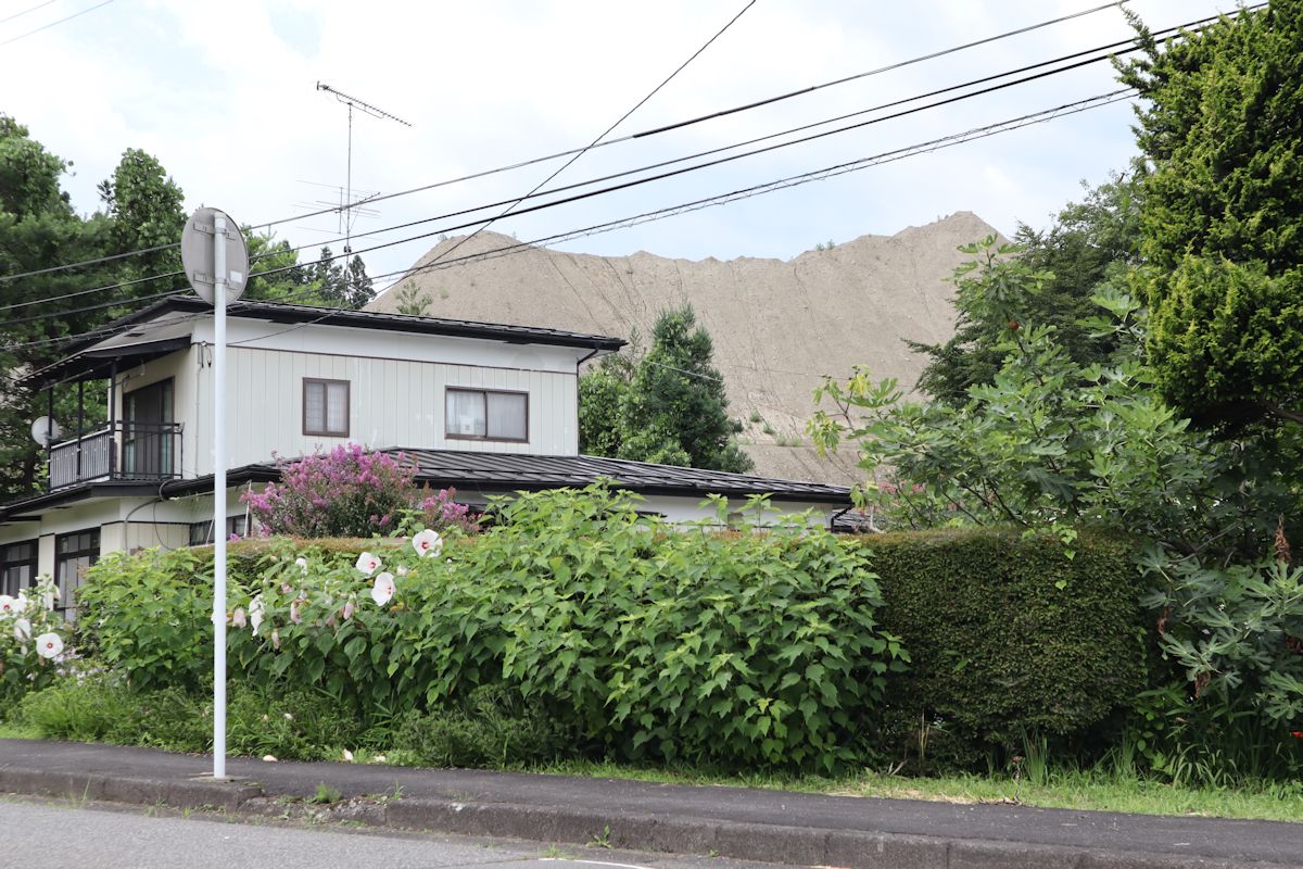 行政代執行の対象となった福島県西郷村の盛り土。民家が隣接している（写真：日経クロステック）