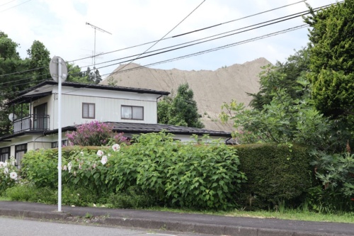 行政代執行の対象となった福島県西郷村の盛り土。民家が隣接している(写真:日経クロステック)