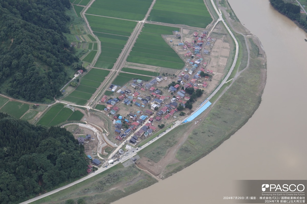 2024年7月29日に撮影した戸沢村蔵岡地区付近の様子。集落全体が泥に覆われ、浸水した痕跡がうかがえる（写真：パスコ・国際航業）