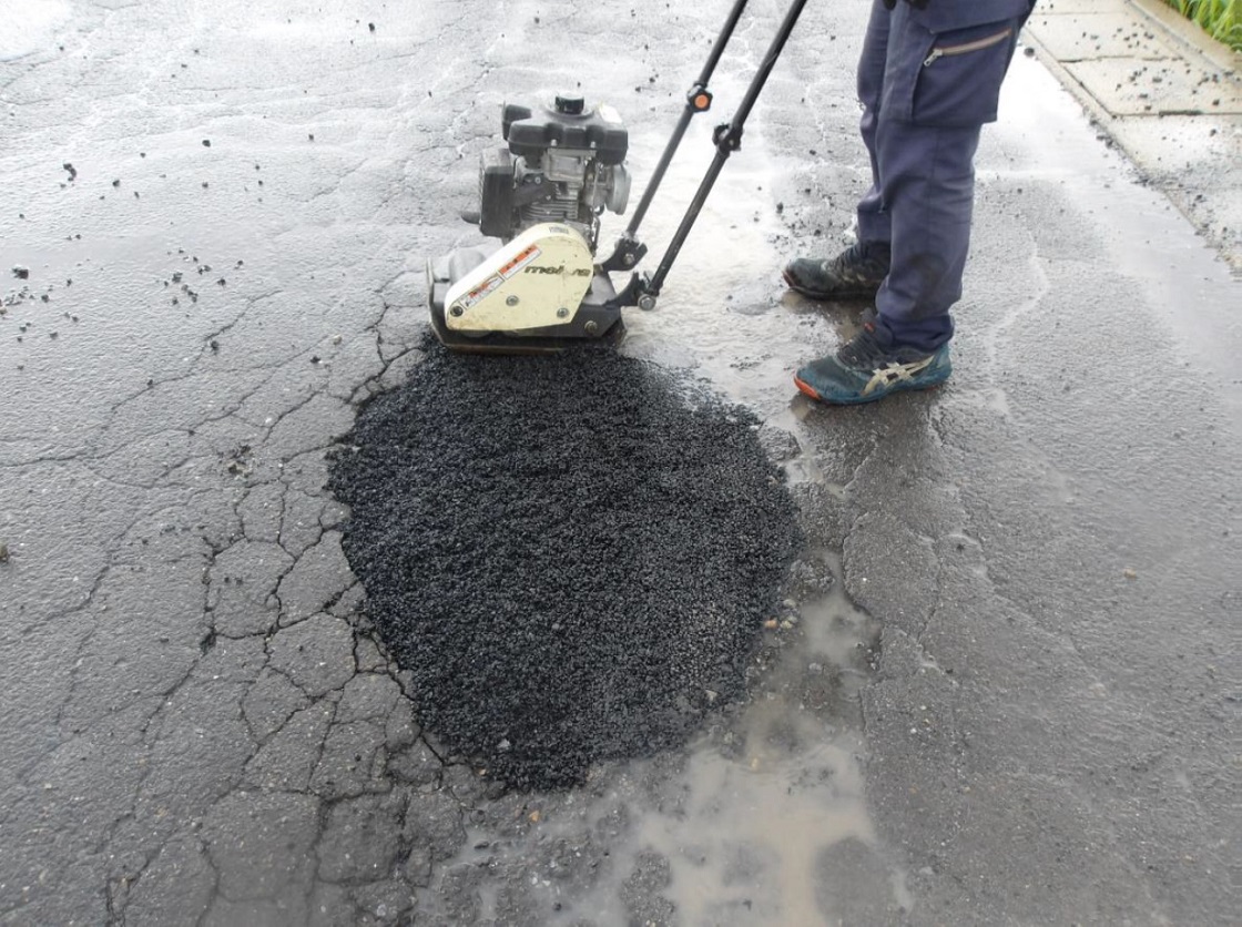 道路再陥没で車6台パンク、全天候型の補修材が雨で剥離か | 日経クロステック（xTECH）