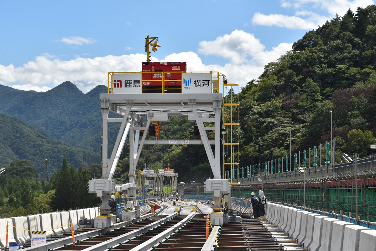 鹿島が床版更新の日数を約7割短縮、新システム初公開 | 日経