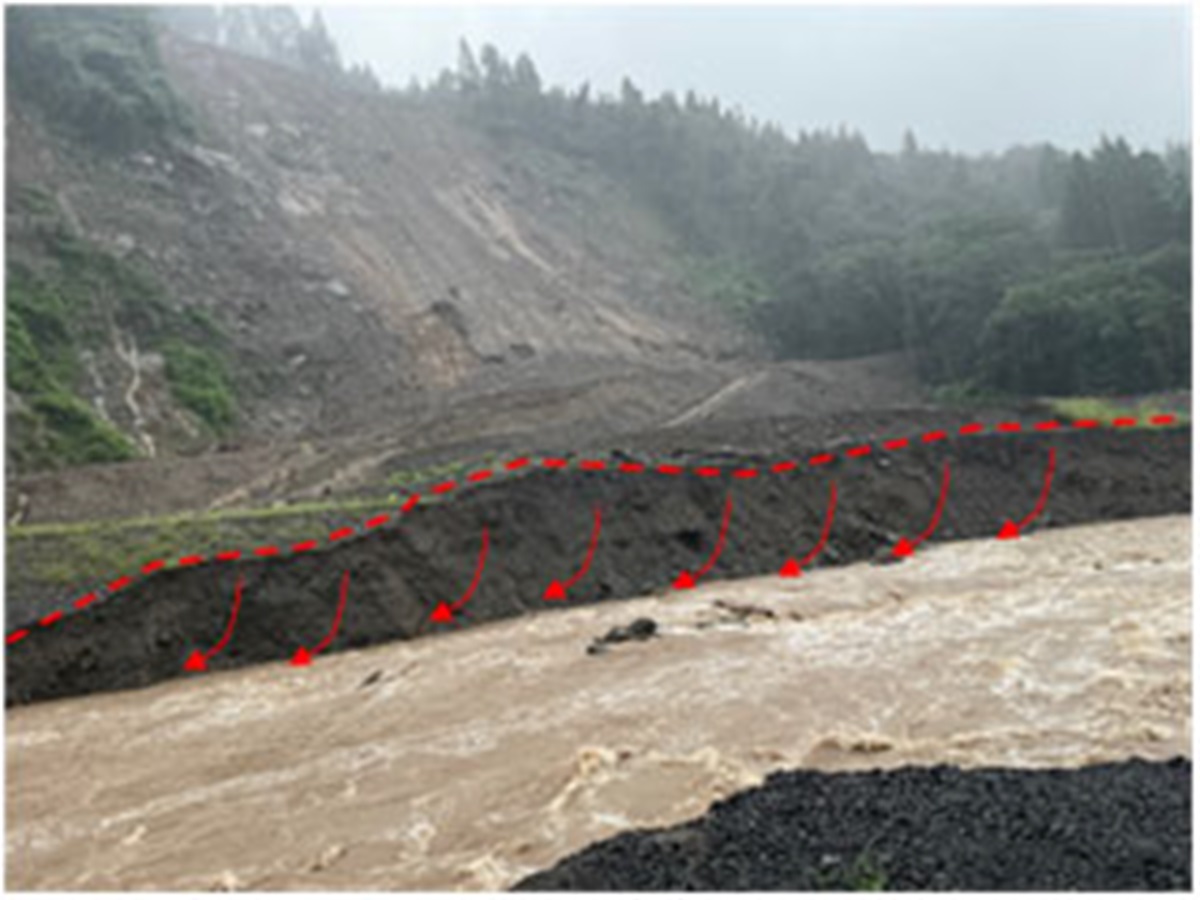 発災時の宮前橋上流部の右岸。河川の増水によって浸食されている（写真：国土交通省北陸地方整備局）