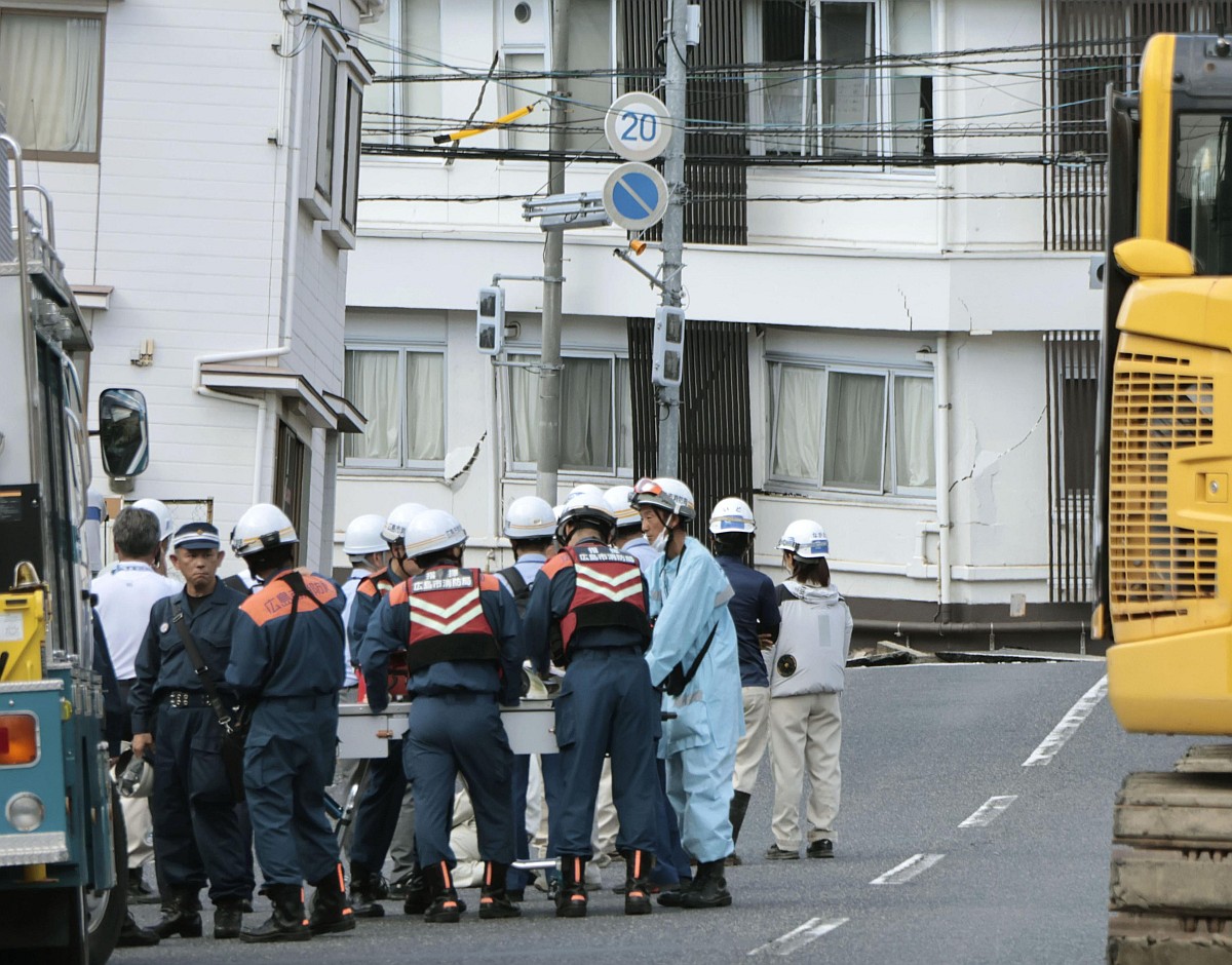 道路が陥没した広島市西区の現場付近。26日正午ごろ（写真：共同通信社）
