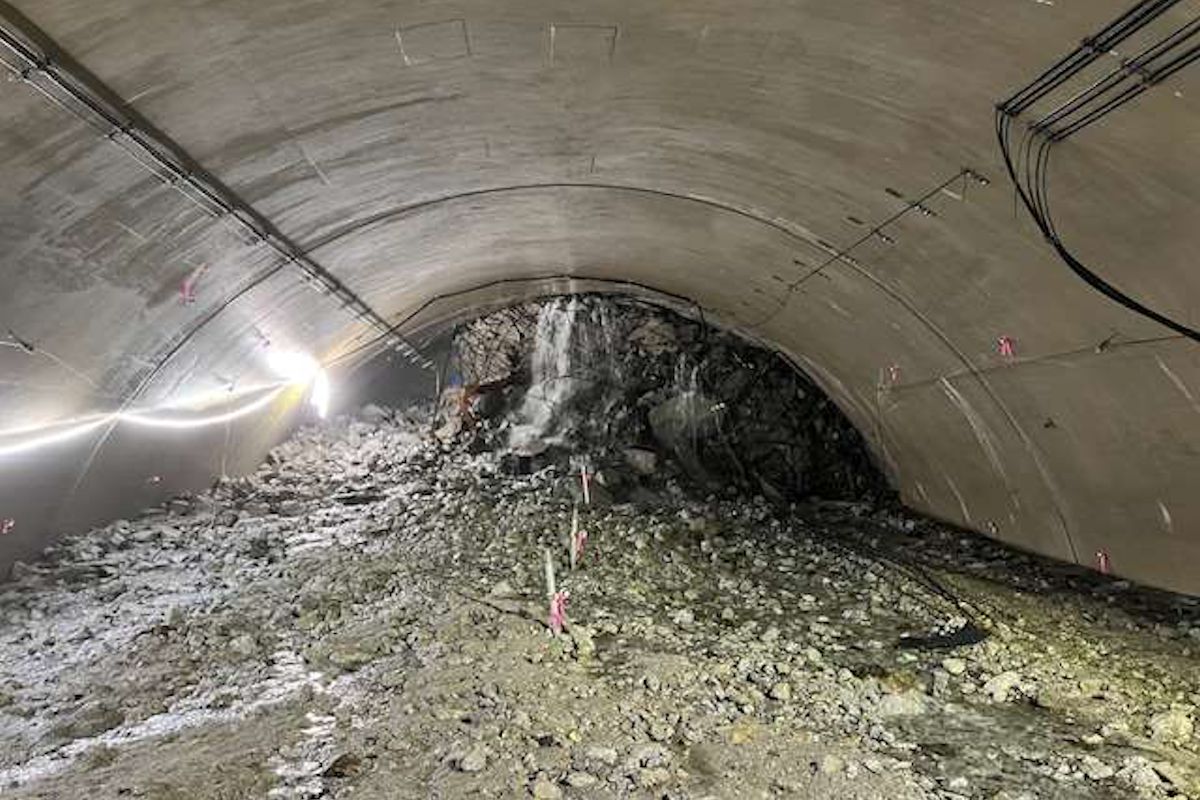 崩落した北薩トンネル内の状況。2024年11月1日撮影（写真：鹿児島県）