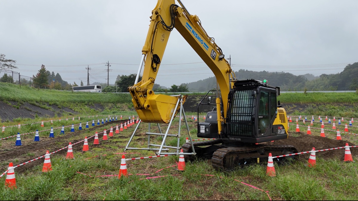 大成建設が市街地からダム現場のバックホーを遠隔操作 | 日経