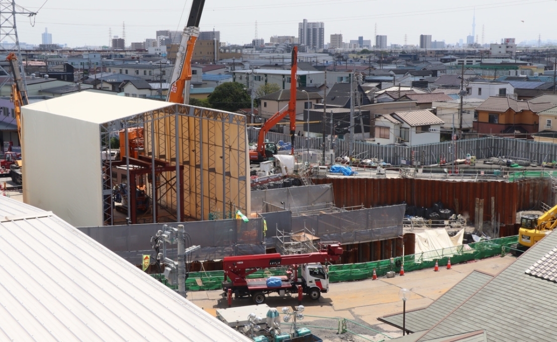 埼玉県八潮市内の道路陥没箇所付近で進む下水道管路の仮復旧工事の様子。2025年5月1日に撮影（写真：日経クロステック）